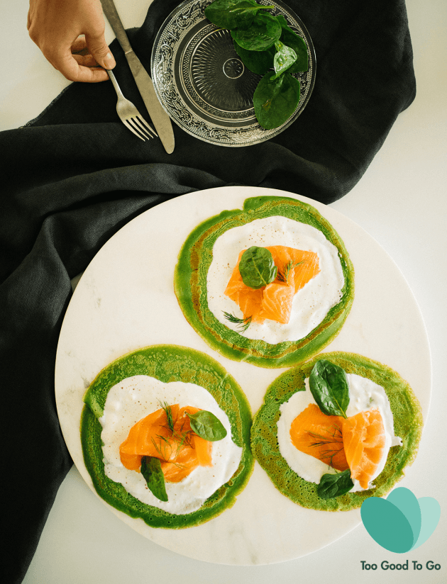 Groene pannenkoeken met geitenkaas en gerookte zalm