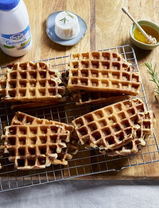 Hartige wafels met geitenkaas en honing